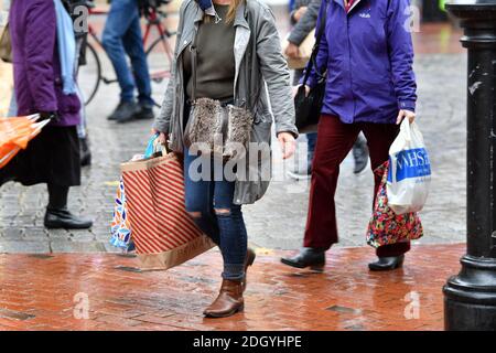 Szenen um Broad Street, Reading, Berkshire, der Tag nach Lockdown 2 endet, Donnerstag 3. Dezember 2020. Stockfoto