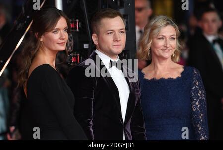 Emily Thomas, Taron Egerton und Christine Egerton bei den 73. British Academy Film Awards in der Royal Albert Hall, London. Bildnachweis sollte lauten: Doug Peters/EMPICS Entertainment Stockfoto