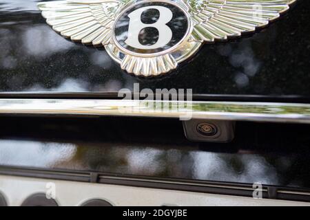 BERLIN, DEUTSCHLAND - OKTOBER 2020: Bentley Bentayga Hybrid SUV Luxus Auto Rückfahrkamera Nahaufnahme Parkhilfe. Konzept Auto Sicherheit Fahren während Stockfoto