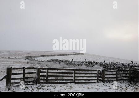 Der erste Schnee des Winters auf der A689 an der Grenze zwischen Grafschaft Durham und Cumbria, Stockfoto