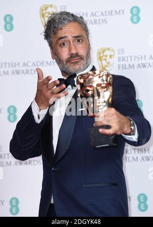 Taika Waititi mit dem Preis für das beste adaptierte Drehbuch bei den 73. British Academy Film Awards in der Royal Albert Hall, London. Bildnachweis sollte lauten: Doug Peters/EMPICS Stockfoto