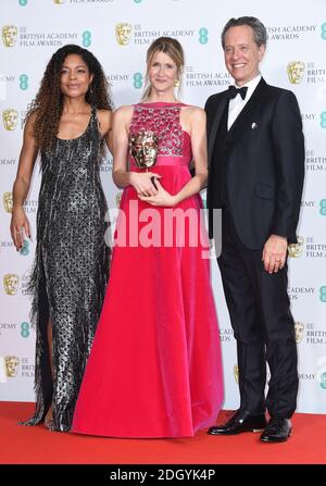 Naomie Harris und Richard E Grant posieren für ein Foto mit Laura dern und ihrer Auszeichnung als beste Nebendarstellerin bei den 73. British Academy Film Awards in der Royal Albert Hall, London. Bildnachweis sollte lauten: Doug Peters/EMPICS Stockfoto