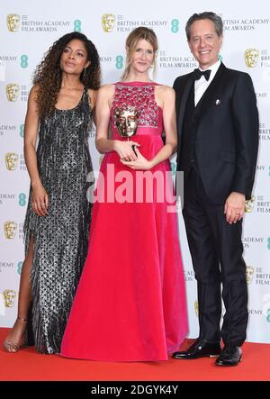 Naomie Harris und Richard E Grant posieren für ein Foto mit Laura dern und ihrer Auszeichnung als beste Nebendarstellerin bei den 73. British Academy Film Awards in der Royal Albert Hall, London. Bildnachweis sollte lauten: Doug Peters/EMPICS Stockfoto