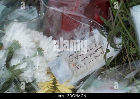 Bristol, Großbritannien. Dezember 2020. Neben der Wasserfabrik Wessex, wo am 3. Dezember 4 Arbeiter bei einer Explosion tragisch ums Leben kamen, wurden Blumengebete aufgestellt. Kredit: JMF Nachrichten/Alamy Live Nachrichten Stockfoto