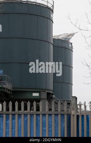 Bristol, Großbritannien. Dezember 2020. Neben dem Wasserwerk Wessex, wo am 3. Dezember 4 Arbeiter bei einer Explosion das Leben nahmen, wurden Blumengebete aufgestellt.im Bild ist der Tank oder das Silo, der explodierte, zu sehen. Kredit: JMF Nachrichten/Alamy Live Nachrichten Stockfoto