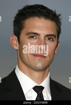 Milo Ventimiglia aus der Besetzung von Heroes bei einer Fotoserie in 30 St Mary AX (The Gherkin) in der City of London, um die DVD der Serie zu promoten. Stockfoto