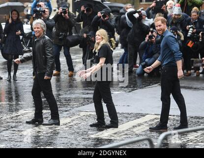 Der Herzog von Sussex besucht die Abbey Road Studios, um Jon Bon Jovi und Mitglieder des Invictus Games Choir zu treffen, die eine spezielle Single in Aid of the Invictus Games aufnehmen. Bildnachweis sollte lauten: Doug Peters/EMPICS Stockfoto