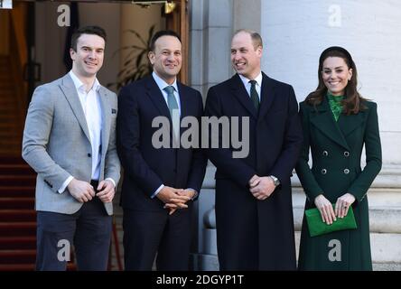 Der Herzog und die Herzogin von Cambridge treffen sich mit Leo Varadkar, Taoiseach von Irland, und seinem Partner Matt Barrett in den Regierungsgebäuden in Dublin, während ihres dreitägigen Besuchs in der Republik Irland. Bildnachweis sollte lauten: Doug Peters/EMPICS Stockfoto