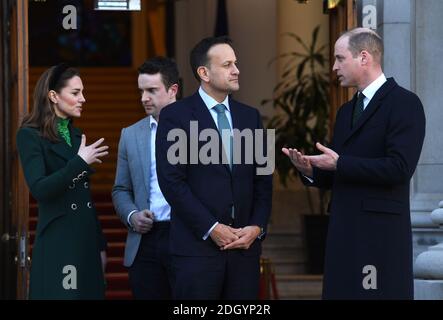 Der Herzog und die Herzogin von Cambridge treffen sich mit Leo Varadkar, Taoiseach von Irland, und seinem Partner Matt Barrett in den Regierungsgebäuden in Dublin, während ihres dreitägigen Besuchs in der Republik Irland. Bildnachweis sollte lauten: Doug Peters/EMPICS Stockfoto