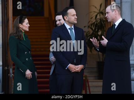 Der Herzog und die Herzogin von Cambridge treffen sich mit Leo Varadkar, Taoiseach von Irland, und seinem Partner Matt Barrett in den Regierungsgebäuden in Dublin, während ihres dreitägigen Besuchs in der Republik Irland. Bildnachweis sollte lauten: Doug Peters/EMPICS Stockfoto