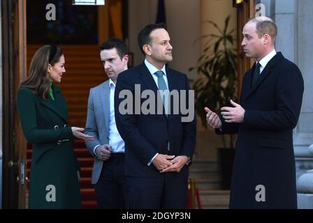 Der Herzog und die Herzogin von Cambridge treffen sich mit Leo Varadkar, Taoiseach von Irland, und seinem Partner Matt Barrett in den Regierungsgebäuden in Dublin, während ihres dreitägigen Besuchs in der Republik Irland. Bildnachweis sollte lauten: Doug Peters/EMPICS Stockfoto