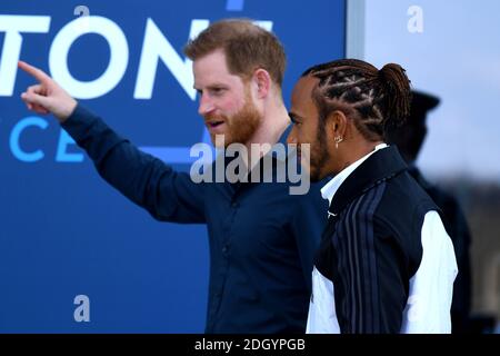 Der Duke of Sussex (links) und Lewis Hamilton bei der Eröffnung der Silverstone Experience in Silverstone, Towcester. Bildnachweis sollte lauten: Doug Peters/EMPICS Stockfoto