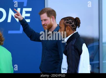 Der Duke of Sussex (links) und Lewis Hamilton bei der Eröffnung der Silverstone Experience in Silverstone, Towcester. Bildnachweis sollte lauten: Doug Peters/EMPICS Stockfoto