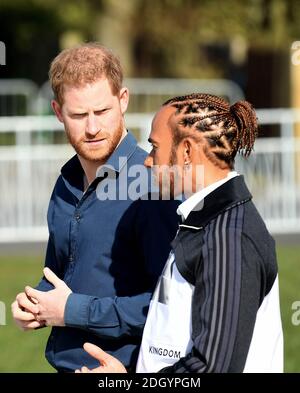 Der Duke of Sussex (links) und Lewis Hamilton bei der Eröffnung der Silverstone Experience in Silverstone, Towcester. Bildnachweis sollte lauten: Doug Peters/EMPICS Stockfoto