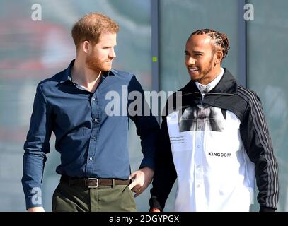 Der Duke of Sussex (links) und Lewis Hamilton bei der Eröffnung der Silverstone Experience in Silverstone, Towcester. Bildnachweis sollte lauten: Doug Peters/EMPICS Stockfoto