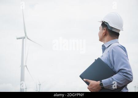 Ingenieure Windmühlen arbeiten an Laptop mit der Windturbine Im Hintergrund Stockfoto