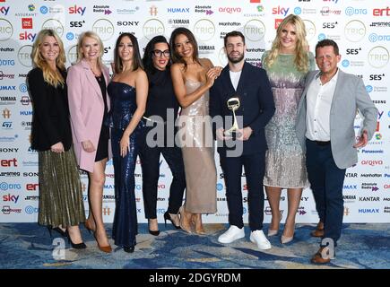 Die Besetzung von Strictly Come Dancing with the Award for Reality Programm gesponsert von Hargenant. Emma Thynn, Katya Jones, Michelle Visage, Mike Bushell, Kelvin Fletcher und Anneka Rice bei den TRIC Awards 2020 im Grosvenor Hotel, London. Bildnachweis sollte lauten: Doug Peters/EMPICS Stockfoto