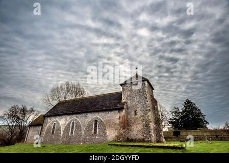 Botolphs, 9. Dezember 2020: Mammatuswolken hängen tief über der Sächsischen St. Botolph's Church aus dem 11. Jahrhundert, in der Nähe von Steyning in West Sussex Credit: Andrew Hasson/Alamy Live News Stockfoto