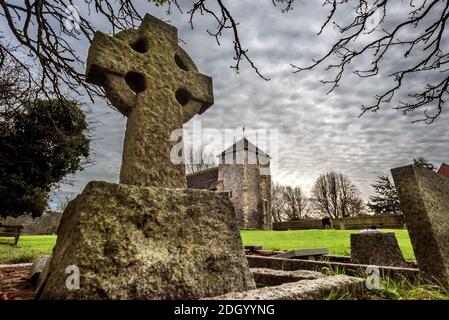 Botolphs, 9. Dezember 2020: Mammatuswolken hängen tief über der Sächsischen St. Botolph's Church aus dem 11. Jahrhundert, in der Nähe von Steyning in West Sussex Credit: Andrew Hasson/Alamy Live News Stockfoto