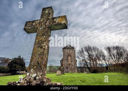 Botolphs, 9. Dezember 2020: Mammatuswolken hängen tief über der Sächsischen St. Botolph's Church aus dem 11. Jahrhundert, in der Nähe von Steyning in West Sussex Credit: Andrew Hasson/Alamy Live News Stockfoto