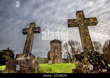 Botolphs, 9. Dezember 2020: Mammatuswolken hängen tief über der Sächsischen St. Botolph's Church aus dem 11. Jahrhundert, in der Nähe von Steyning in West Sussex Credit: Andrew Hasson/Alamy Live News Stockfoto