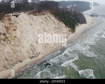 Sellin, Deutschland. Dezember 2020. An der Steilküste von Sellin auf Rügen sind derzeit zwei Bagger (oben) mit dem Abriss eines alten NVA-Bunkers beschäftigt (Luftaufnahme mit Drohne). Der 300 Quadratmeter große DDR-Bunker aus einem Meter breiten Betonwänden wurde 1959 errichtet. Bis 1988 war es Teil der Technischen Brigade Küste auf der Insel Rügen und Teil der Funk- und Luftraumüberwachung im Ostseeraum. Die Kosten für die Abbrucharbeiten werden derzeit auf rund 120 000 Euro geschätzt. Quelle: Stefan Sauer/dpa-Zentralbild/dpa/Alamy Live News Stockfoto