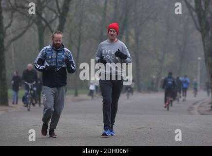 Amsterdam, Niederlande. Dezember 2020. Im Vondelpark, inmitten der Coronavirus-Pandemie am 9. Dezember 2020 in Amsterdam, Niederlande, wird an einem schweren nebligen Tag mit einer Temperatur von 1 Grad Celsius Joggen praktiziert. Die Coronavirus-Infektionen steigen mit 6,589 neuen Menschen, die auf COVID-19 getestet heute Umfrage des öffentlichen Gesundheitsinstituts (RIVM). (Foto von Paulo Amorim/Sipa USA) Quelle: SIPA USA/Alamy Live News Stockfoto