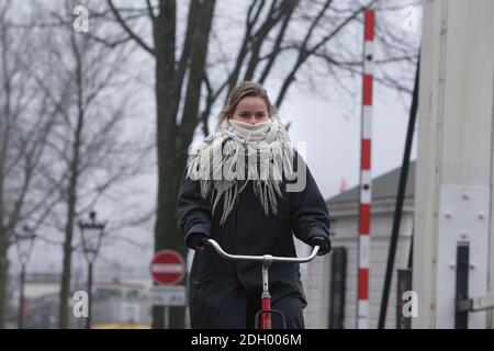 Amsterdam, Niederlande. Dezember 2020. Eine Frau fährt am 9. Dezember 2020 in Amsterdam, Niederlande, während eines schweren nebligen Tages mit einer Temperatur von 1 Grad Celsius an der Amstel, inmitten der Coronavirus-Pandemie, Fahrrad auf der Walter-Suskind-Brücke. Die Coronavirus-Infektionen steigen mit 6,589 neuen Menschen, die auf COVID-19 getestet heute Umfrage des öffentlichen Gesundheitsinstituts (RIVM). (Foto von Paulo Amorim/Sipa USA) Quelle: SIPA USA/Alamy Live News Stockfoto