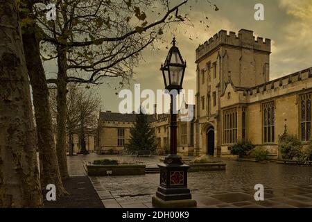 Herbstuntergang am Harpur Square, Bedford Town, Bedfordshire, England, Großbritannien Stockfoto