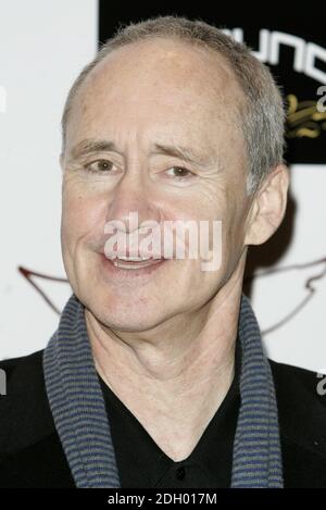 Nigel Planer kommt zu einer Wohltätigkeitsveranstaltung, die 10 Jahre des populären Musicals Chicago im Cambridge Theatre in London feiert. Stockfoto