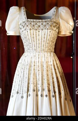 HRH Prinzessin Beatrice von Yorkâ €™s Brautkleid, erste getragen von Ihrer Majestät der Königin in den 1960er Jahren, wird auf der öffentlichen Anzeige in Windsor Castle ab Donnerstag, 24. September 2020. Das Display ist in den Semi-State Rooms zu sehen, die ab Donnerstag für die Öffentlichkeit für ihre jährliche Wintereröffnung geöffnet sind. Das Kleid wurde von dem renommierten britischen Modedesigner Sir Norman Hartnell entworfen und ihrer Königlichen Hoheit von Ihrer Majestät der Königin verliehen. Bildnachweis sollte lauten: Doug Peters/EMPICS Stockfoto