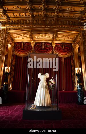 HRH Prinzessin Beatrice von Yorkâ €™s Brautkleid, erste getragen von Ihrer Majestät der Königin in den 1960er Jahren, wird auf der öffentlichen Anzeige in Windsor Castle ab Donnerstag, 24. September 2020. Das Display ist in den Semi-State Rooms zu sehen, die ab Donnerstag für die Öffentlichkeit für ihre jährliche Wintereröffnung geöffnet sind. Das Kleid wurde von dem renommierten britischen Modedesigner Sir Norman Hartnell entworfen und ihrer Königlichen Hoheit von Ihrer Majestät der Königin verliehen. Bildnachweis sollte lauten: Doug Peters/EMPICS Stockfoto