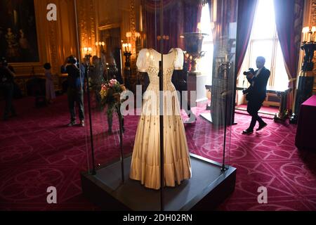 HRH Prinzessin Beatrice von Yorkâ €™s Brautkleid, erste getragen von Ihrer Majestät der Königin in den 1960er Jahren, wird auf der öffentlichen Anzeige in Windsor Castle ab Donnerstag, 24. September 2020. Das Display ist in den Semi-State Rooms zu sehen, die ab Donnerstag für die Öffentlichkeit für ihre jährliche Wintereröffnung geöffnet sind. Das Kleid wurde von dem renommierten britischen Modedesigner Sir Norman Hartnell entworfen und ihrer Königlichen Hoheit von Ihrer Majestät der Königin verliehen. Bildnachweis sollte lauten: Doug Peters/EMPICS Stockfoto