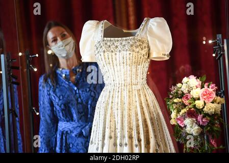 HRH Prinzessin Beatrice von Yorkâ €™s Brautkleid, erste getragen von Ihrer Majestät der Königin in den 1960er Jahren, wird auf der öffentlichen Anzeige in Windsor Castle ab Donnerstag, 24. September 2020. Das Display ist in den Semi-State Rooms zu sehen, die ab Donnerstag für die Öffentlichkeit für ihre jährliche Wintereröffnung geöffnet sind. Das Kleid wurde von dem renommierten britischen Modedesigner Sir Norman Hartnell entworfen und ihrer Königlichen Hoheit von Ihrer Majestät der Königin verliehen. Bildnachweis sollte lauten: Doug Peters/EMPICS Stockfoto