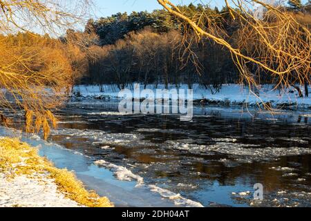 Winterlandschaft der Eisdrift am Moskauer Ufer des Flusses Moskwa auf natürlichem Baumhintergrund Stockfoto