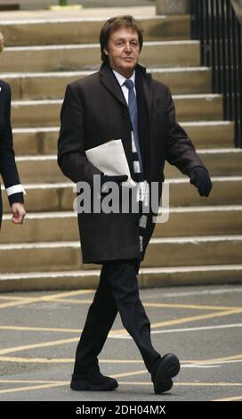 Sir Paul McCartney kommt am High Court in London an, um das Urteil über seine Scheidung mit Heather Mills zu hören. Stockfoto