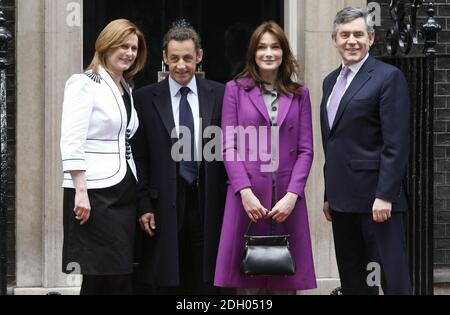 Der britische Premierminister Gordon Brown und seine Frau Sarah begrüßen den französischen Präsidenten Nicolas Sarkozy und seine Frau Carla Bruni-Sarkozy bei ihrer Ankunft in der Downing Street 10 in London. Stockfoto