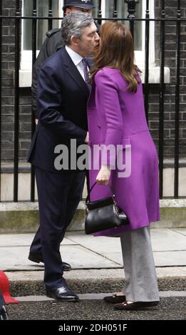 Premierminister Gordon Brown begrüßt Carla Bruni-Sarkozy bei ihrer Ankunft in der Downing Street 10 in London. Stockfoto