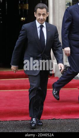 Der französische Präsident Nicolas Sarkozy verlässt die Downing Street Nr. 10 in London. Stockfoto