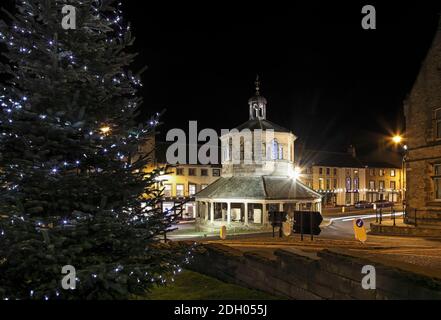 Weihnachtsbeleuchtung und der Buttermarkt (Marktkreuz) in Barnard Castle, County Durham, Großbritannien Stockfoto