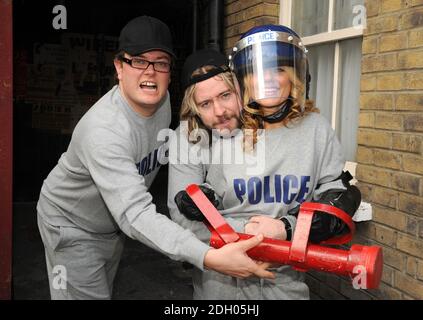 Dreharbeiten für das Friday Night Project (TX: Channel 4, Freitag, 18. April 2008 @ 2200) mit (von links nach rechts) Alan Carr, Justin Lee Collins und Geri Halliwell am Set von The Bill, der Polizeitraining durchläuft. Stockfoto