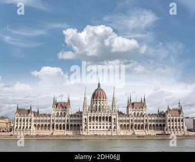 Das ungarische Parlamentsgebäude an einem regnerischen Herbsttag in Budapest, der Hauptstadt Ungarns Stockfoto