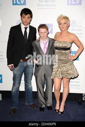 Hannah Spearritt und Andrew-Lee Potts (links) mit der Gewinnerin der Besten Dramatik eines jungen Schauspielers Jamie Borthwick bei den British Soap Awards 2008 im BBC Television Center, Wood Lane, London, W12. DIE VERÖFFENTLICHUNG DIESES BILDES UND DER GEWINNER-ERGEBNISSE, IN WELCHEM MEDIUM AUCH IMMER, OB IN PRINT, RUNDFUNK ODER ONLINE, UNTERLIEGT BIS SONNTAG, 4. MAI 2008, 00:01 UHR GMT EINEM STRENGEN EMBARGO. Stockfoto