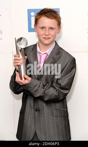 EastEnders' Jamie Borthwick mit der besten dramatischen Leistung eines jungen Schauspielers oder einer Schauspielerin bei den British Soap Awards 2008 im BBC Television Center, Wood Lane, London, W12. DIE VERÖFFENTLICHUNG DIESES BILDES UND DER GEWINNER-ERGEBNISSE, IN WELCHEM MEDIUM AUCH IMMER, OB IN PRINT, RUNDFUNK ODER ONLINE, UNTERLIEGT BIS SONNTAG, 4. MAI 2008, 00:01 UHR GMT EINEM STRENGEN EMBARGO. Stockfoto