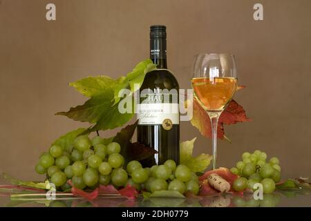 Wein, Weisswein, Weintrauben, Weinblätter, Stillleben, Stockfoto