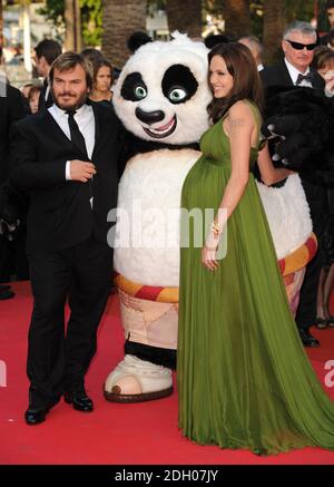 Angelina Jolie und Jack Black kommen zur Vorführung von 'Kung Fu Panda' während der 61. Filmfestspiele von Cannes in Cannes, Frankreich. Stockfoto