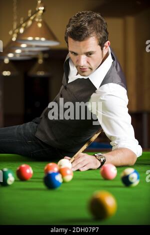 Mann spielt Billard Spiel, HERR: Ja Stockfoto