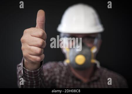 Positive Emotion, Arbeiter zeigt Daumen nach oben Stockfoto