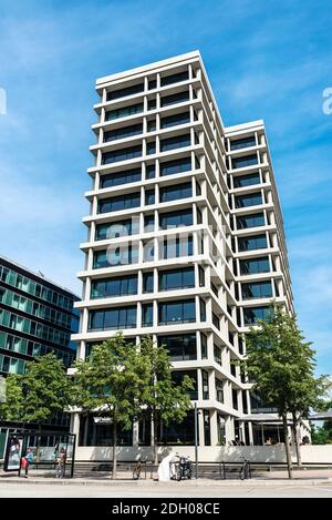 Hamburg, Deutschland - 23. August 2019: Moderne Bürogebäude mit Menschen im Zentrum von Hamburg, Deutschland Stockfoto