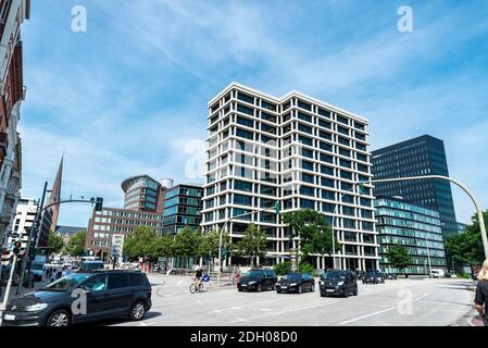 Hamburg, Deutschland - 23. August 2019: Moderne Bürogebäude mit Verkehr im Zentrum von Hamburg, Deutschland Stockfoto